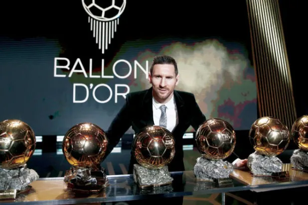 ميسي الذي حصد 6 كرات ذهبية لأفضل لاعب بالعالم ما زال مصيره معلقاً مع برشلونة (إ.ب.أ)