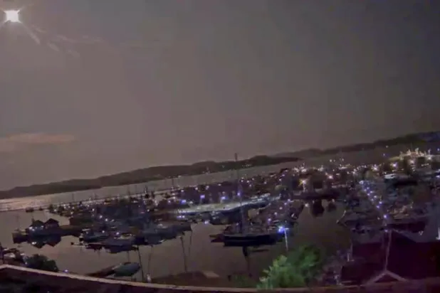 بالفيديو... نيزك «استثنائي» يضيء سماء النرويج