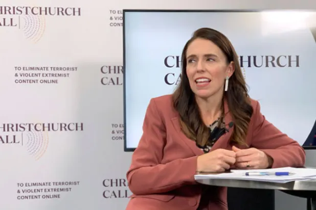 رئيسة وزراء نيوزيلندا تتلقى «درس الحياة» في عيدها الـ41