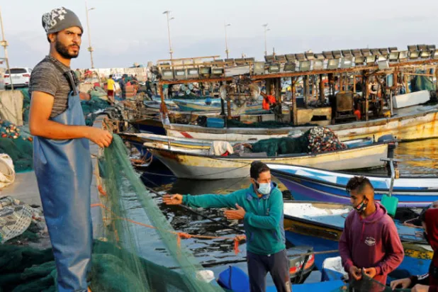 إسرائيل تقصف غزة وتقلص الصيد رداً على «البالونات»