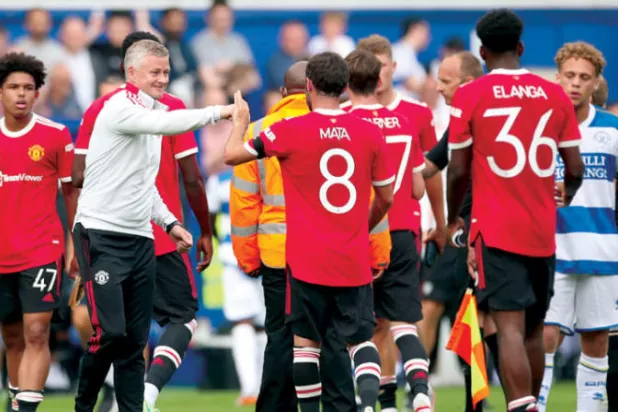 سولسكاير يوجه لاعبي يونايتد خلال المباراة التجريبية أمام كوينز بارك السبت (رويترز)