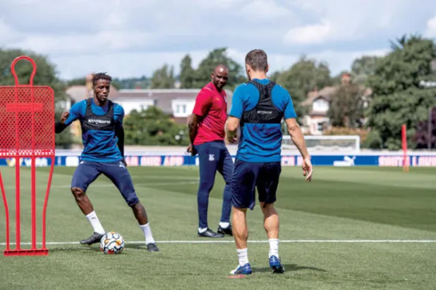 فييرا مدرب كريستال بالاس الجديد يراقب لاعبيه في معسكر الإعداد قبل انطلاق الموسم الإنجليزي