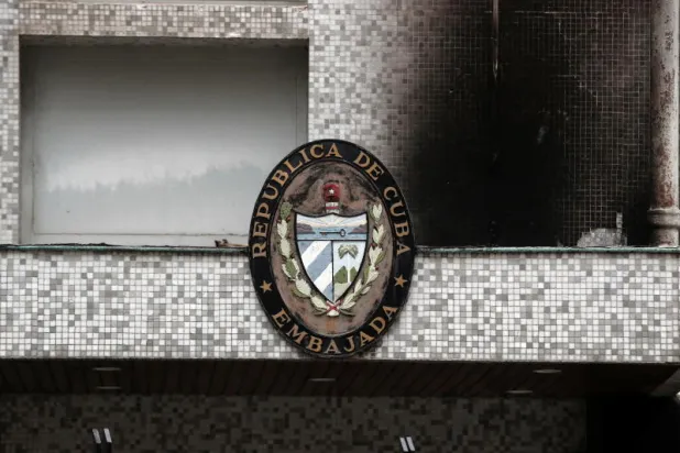 هجوم بقنابل مولوتوف على سفارة كوبا في باريس... وهافانا تلوم واشنطن