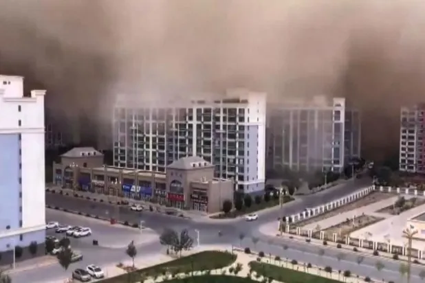 شاهد... عاصفة رملية هائلة تبتلع مدينة في الصين