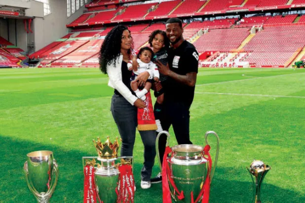 فينالدوم مع الجوائز التي حصدها في ليفربول يشارك أسرته الاحتفال بآخر مباريات الموسم في ملعب آنفيلد 
