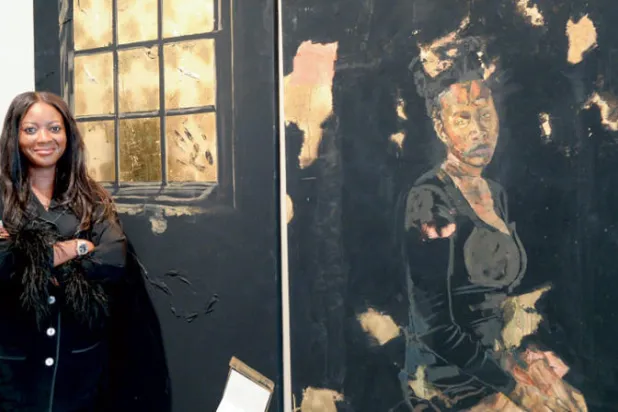 أدورا مبا الغانية - البريطانية المتخصصة بمجال تنظيم المعارض ومنسقة معرض «أم البشرية» إلى جانب ثلاثية الفنانة إيما برمبه (غيتي)