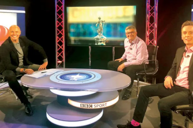 جيسون محمد (يسار) خلال تقديمه برنامج «فاينال سكور» على شاشة «بي بي سي»