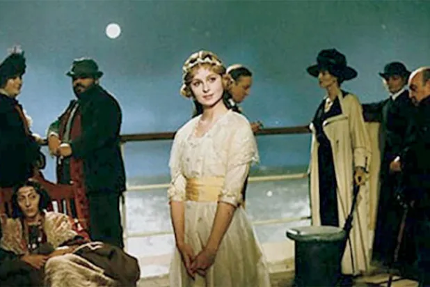 من فيلم فيلليني «والسفينة تمضي»