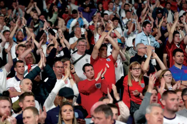 مايكل غوف: جوازات سفر «كورونا» الحل الأنسب لجماهير الدوري الإنجليزي