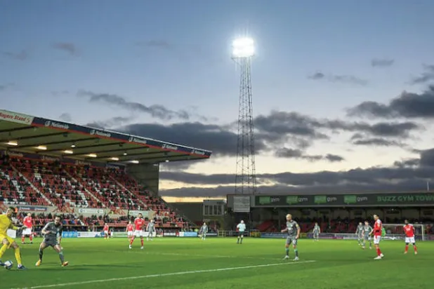 من دون مدرب وبعدد غير كافٍ من اللاعبين... كيف أصبح سويندون تاون على حافة الانهيار؟