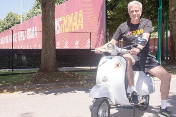 مورينيو بدأ مسيرته مع روما بسعادة وتفاؤل حذر (غيتي)