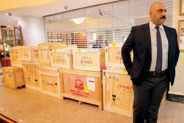 صناديق خشبية تحتوي على قطع أثرية مسروقة استردها العراق من الولايات المتحدة (إ.ب.أ)