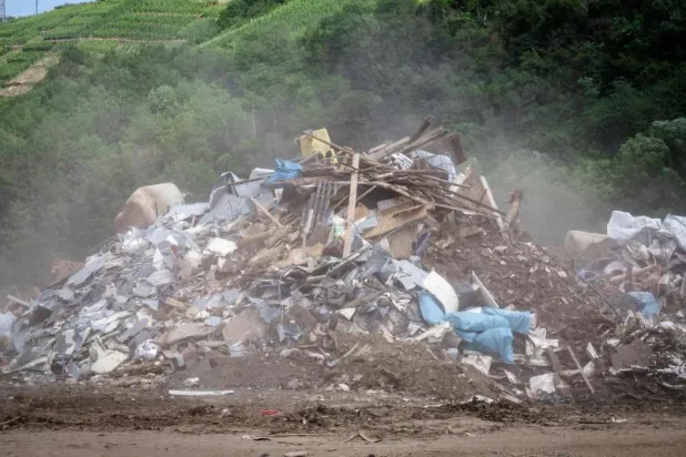 فيضانات ألمانيا تركت وراءها أطناناً من النفايات (صور)