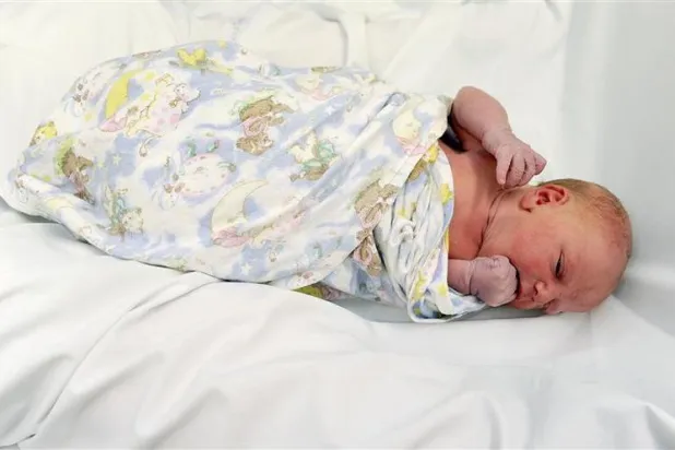 «يهدد بوفاتهم»... النوم على فراش البالغين قد يشكل خطراً على الأطفال