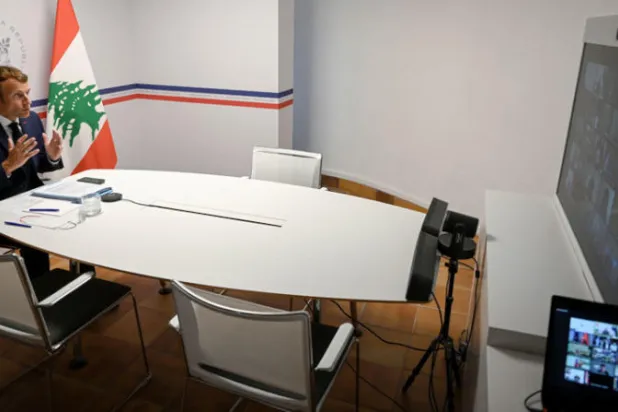 ماكرون ينجح في «تعبئة دولية» لدعم اللبنانيين وينتقد رهان السياسيين على «تهرّؤ الوضع»