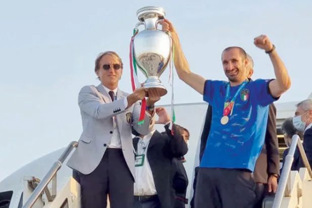مدرب المنتخب الإيطالي مانشيني الفائز بـ {يورو 2020} اعتمد الضغط المتواصل على المنافس في مراحل البطولة (أ.ف.ب)