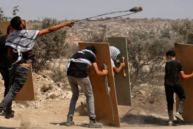 استشهاد فلسطيني وعشرات المصابين والمعتقلين في الضفة