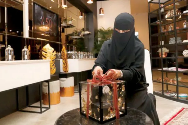   نوف القحطانی عطرساز سعودی در فروشگاه خود در شهر خبر