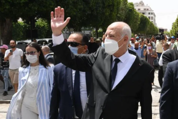 Tunus’ta cumhurbaşkanı partilerden bağımsız bir yol haritası çiziyor