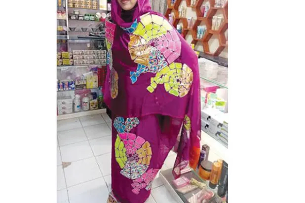 تصاميم بألوان زاهية وجميلة وريعها لصالح مرضى السرطان