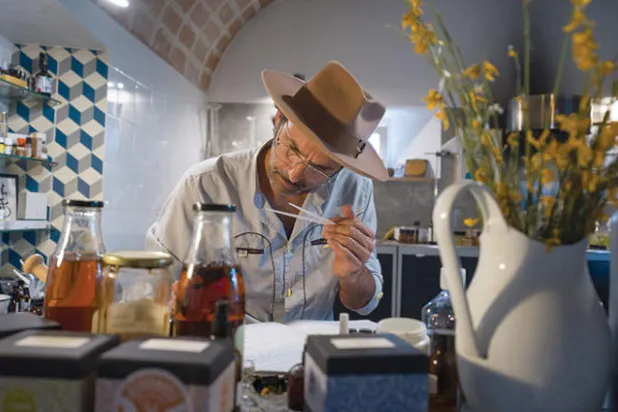 خبير العطور الإسباني إرنستو كولادو في معمله