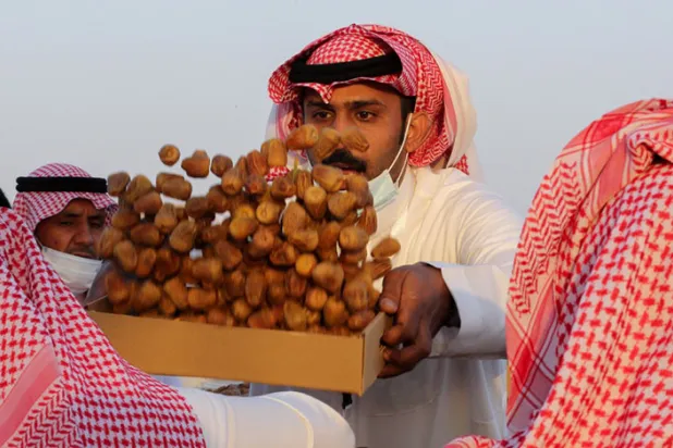 Suudi Arabistan’ın Uneyza şehrinde hurma pazarda açık artırma ile satılıyor