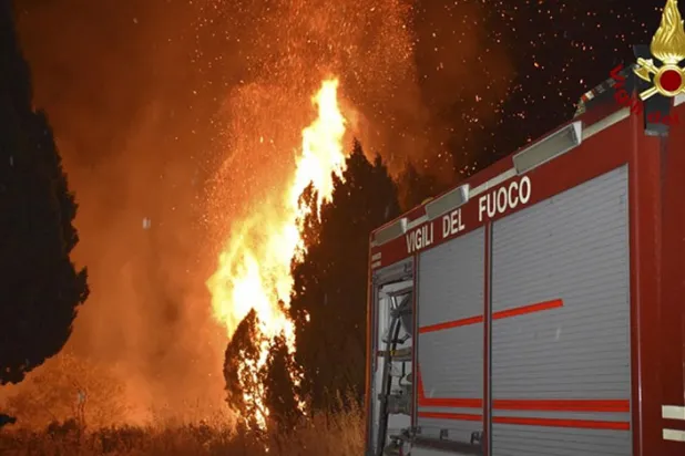 İtalya’yı kasıp kavuran yangınlar İspanya ve Portekiz’i tehdit ediyor