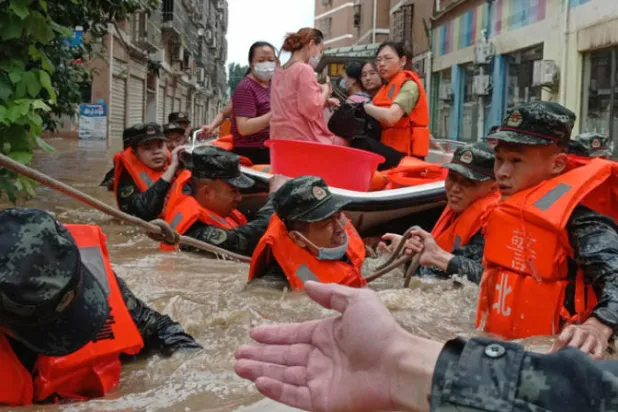 الفيضانات تودي بحياة 21 شخصاً في الصين... ورحيل الآلاف عن منازلهم