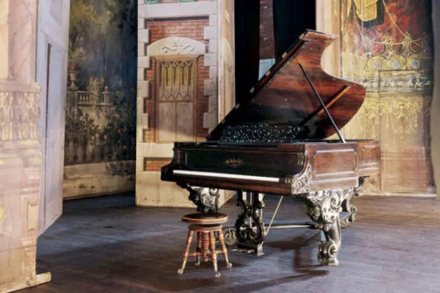 جزء من المناظر المسرحية التي تم اكتشافها في دار أوبرا «تابور» في بلدة ليدفيل على بعد 100 ميل من مدينة دنفر بولاية كولورادو (نيويورك تايمز)