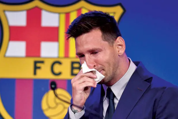 ميسي ينهار باكياً قبل رحيله عن برشلونة (أ.ف.ب)