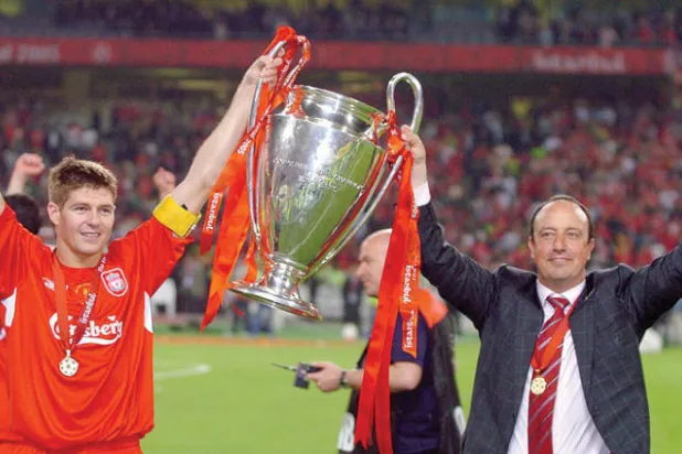 بينيتز وكأس دوري الأبطال وجيرارد قائد ليفربول عام 2005 (غيتي)