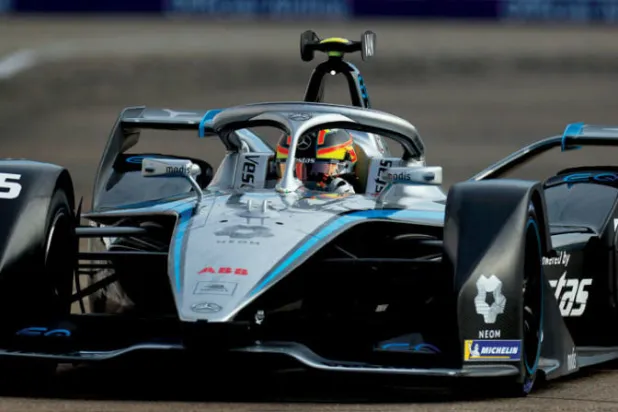 سيارة «مرسيدس إي كيو» أظهرت تألقاً كبيراً في ميادين برلين (الشرق الأوسط)