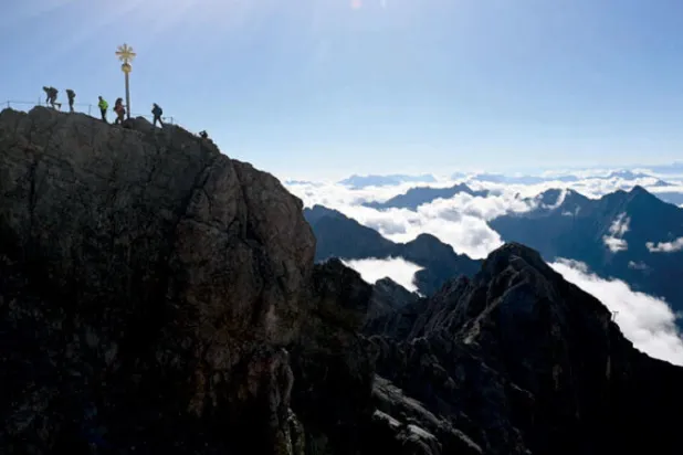 ممر ضيق يقودك إلى أعلى جبل في ألمانيا