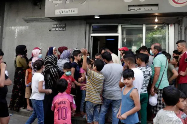 بیروت کی سڑکیں خالی ہیں اور تندوروں پر ہجوم ہی ہجوم ہے