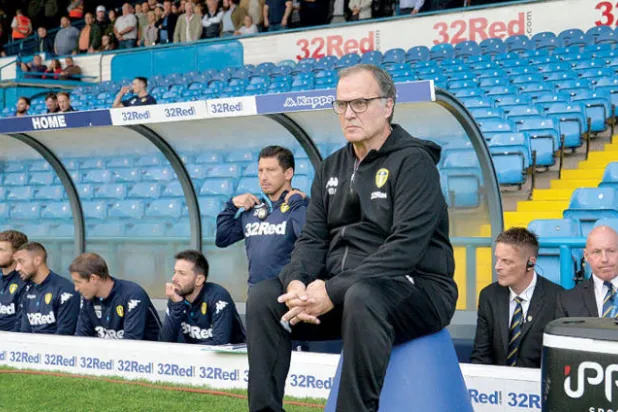 ما السر وراء جلوس مارسيلو بيلسا القرفصاء أو على إناء مقلوب؟