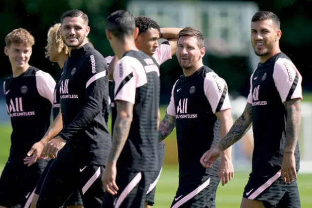 ميسي مع رفاقه الجدد في سان جيرمان (أ.ب)