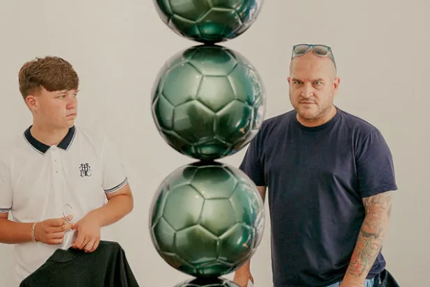 اجتذاب مشجعي كرة القدم إلى الفن... هذا هو الهدف