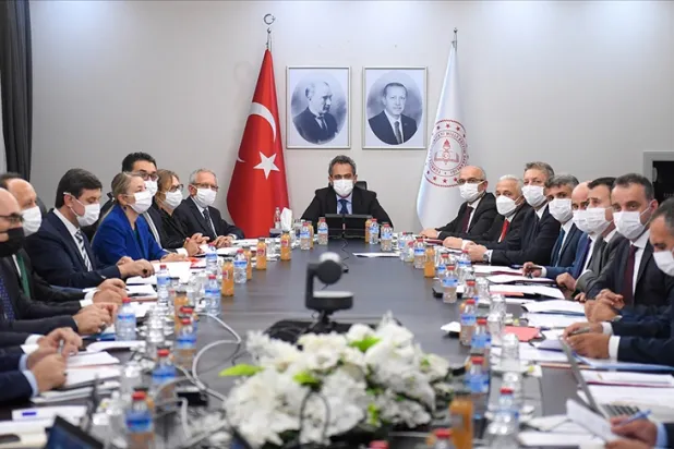 Milli Eğitim Bakanı Özer: Öğrenciler ve öğretmenler okula maske takarak gelecekler