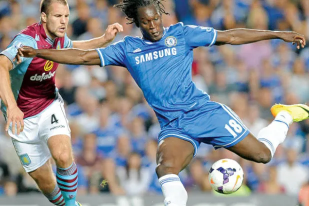 لوكاكو مع تشيلسي في مواجهة أستون فيلا عام 2013 (أ.ف.ب)
