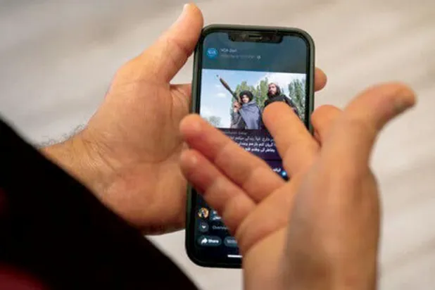 كيف حولت «طالبان» وسائل التواصل الاجتماعي إلى أداة للسيطرة؟