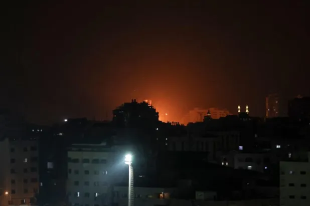 إسرائيل تقصف غزة بعد اشتباكات عنيفة على حدود القطاع