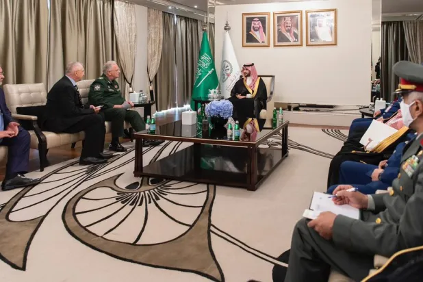 خالد بن سلمان يبحث مع مسؤولين روس تطوير التعاون الدفاعي