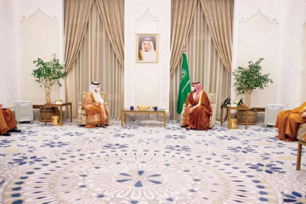 ولي العهد السعودي يتسلم رسالة من أمير قطر