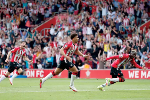 لاعبو ساوثهامبتون وفرحة التقدم على مانشستر يونايتد في المواجهة التي انتهت بتعادل الفريقين (رويترز)