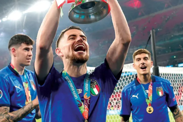 جورجينيو أفضل لاعب في أوروبا... وقرعة مثيرة لمجموعات «الأبطال»