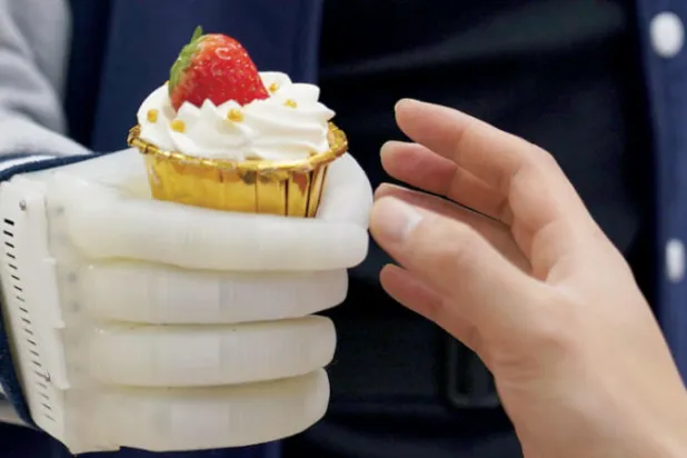 تطوير يد مرنة يتحكم فيها العقل... رخيصة الثمن