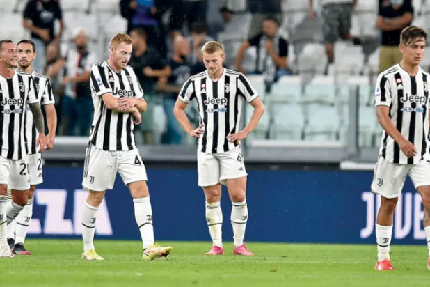 لاعبو يوفنتوس بعد الخسارة المذلة على أرضهم أمام إمبولي (إ.ب.أ)