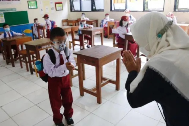 WHO ve UNICEF: Aşılamada öğretmenler ve okul personeli öncelikli olmalı