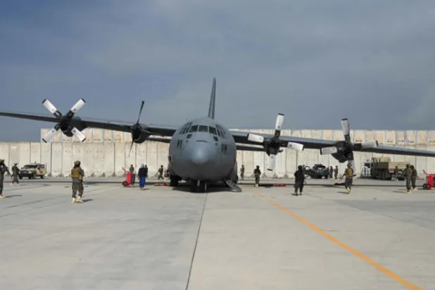 عناصر من «قوة بدر» في «طالبان» أمام طائرة عسكرية في مطار كابل أمس (أ.ف.ب)