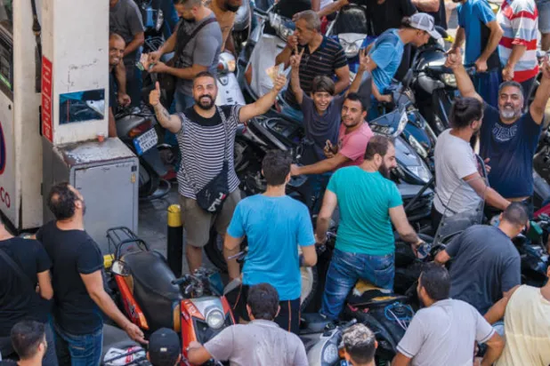 لبنان: تحذيرات من أزمة طحين... وطوابير الوقود مستمرة